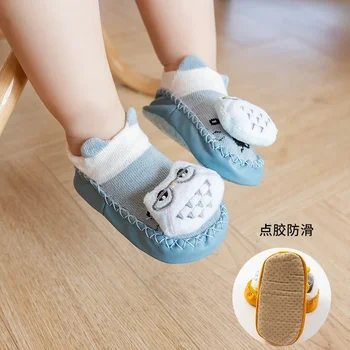Детские носки для пола, милые хлопчатобумажные носки для малышей с короткими трубками, нескользящая детская обувь с кукольным рисунком, милая и удобная