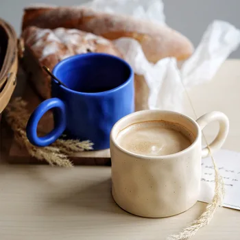 Керамическая кофейная чашка с большой серьгой, кружка с круглой ручкой, сжимающая руки, сине-белые чашки с точками, сминающие руки, молочная чашка