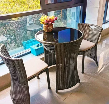 На открытой террасе из ротанга Можно хранить чайные столики, комбинацию чайных столиков и стульев, повседневные стулья из ротанга, комплект из трех предметов