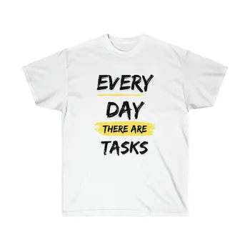 Популярный текстовый мем, каждый день появляются задания, футболка со смешной цитатой